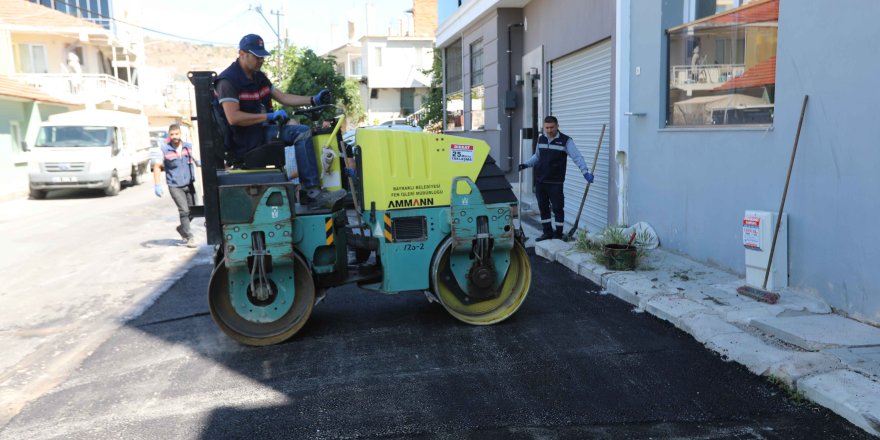 BAYRAKLI'DA YOLLAR YENİLENİYOR