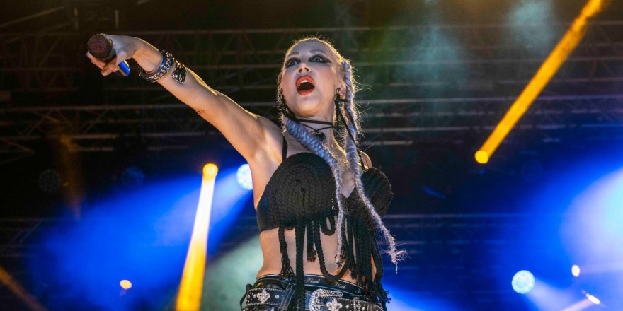 HANDE YENER İZMİR'İ SALLADI