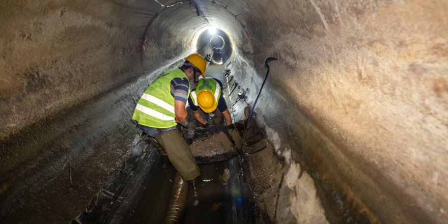 İZSU'DAN BÜYÜK KANAL'DA TEMİZLİK HAREKATI