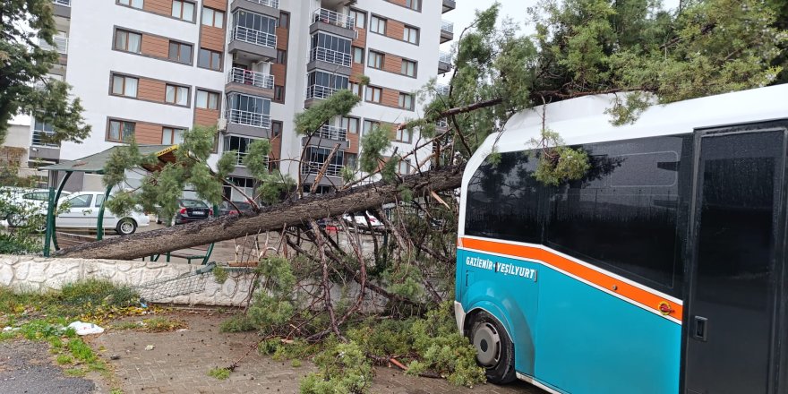 İZMİR'DE YAĞMUR VE FIRTINA ALARMI