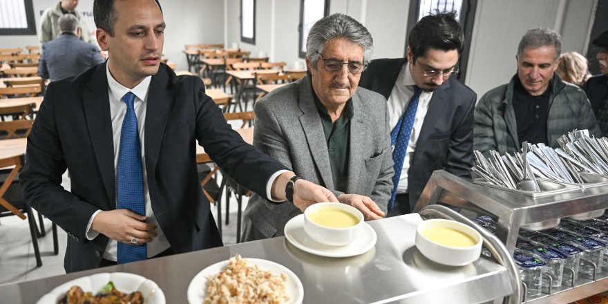 BORNOVA'DA YAŞLILARA YEMEK HİZMETİ