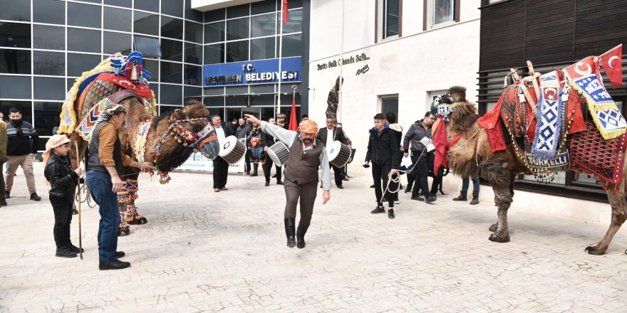 MENEMEN’DE DEVE GÖSTERİSİ HEYECANI