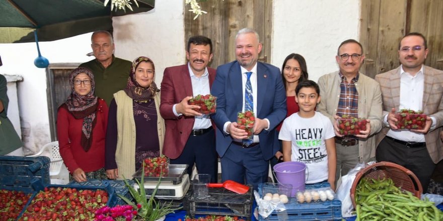 MENEMEN'DE 'ÇİLEK TADINDA' FESTİVAL