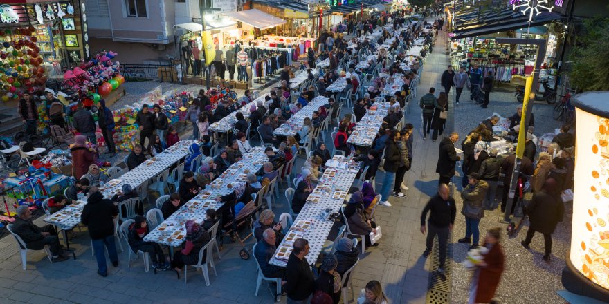 BUCA'DA KENTİN KALBİNDE İFTAR SOFRALARI KURULDU