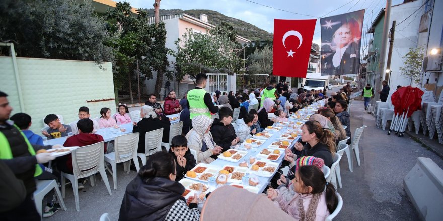 BAYRAKLI BELEDİYE BAŞKANI SANDAL İFTARDA DEPREMZEDELERLE BULUŞTU